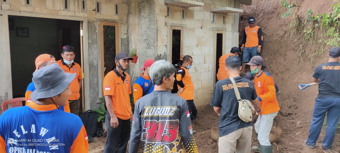 Relawan gabungan saat kerja bakti di bencana longsor kajoran (21/3/2021)
