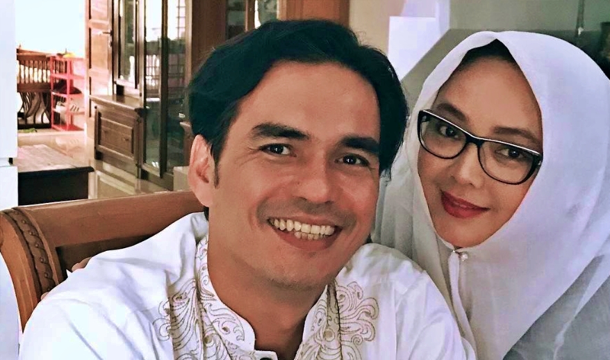 Rina Gunawan saat berfoto dengan suaminya Teddy Syah