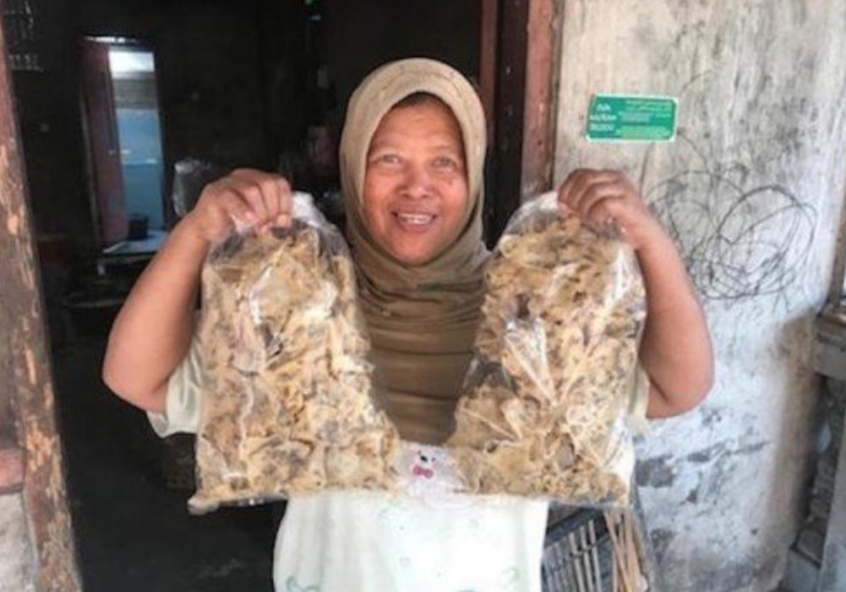 GURIH KEMRIPIK: Daroyah dengan Peyek Petho kualitas ekspornya. (Foto: Istimewa)