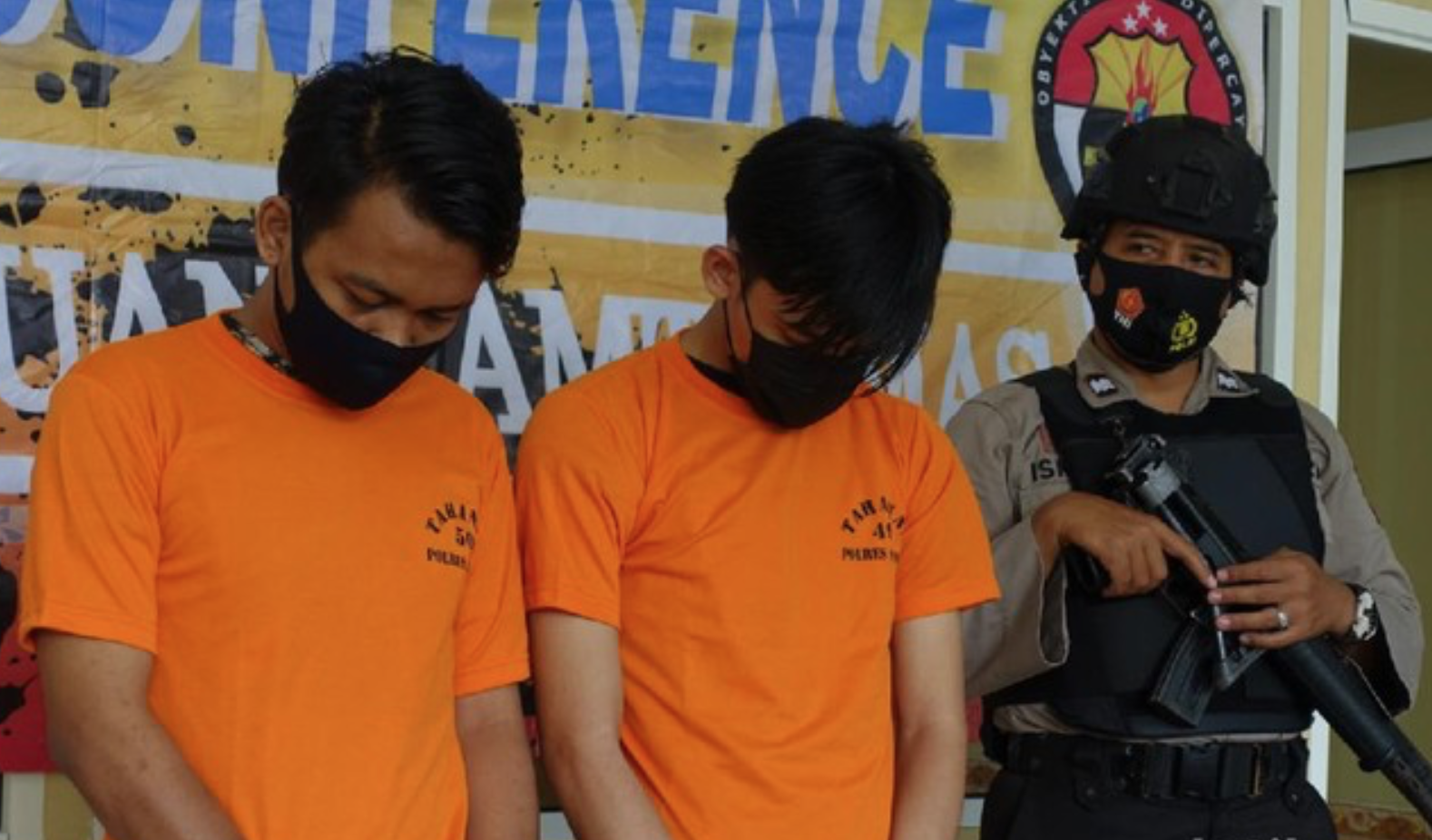 TERTUNDUK: Dua tersangka jambret asal Magelang yang beraksi di Jogjakarta diamankan polisi. (foto: ist)