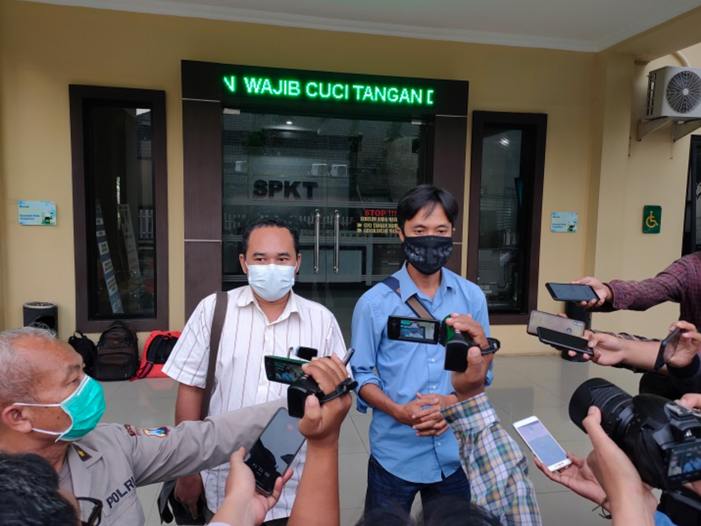 LAPOR POLISI: Tim Aliansi Anti Kekerasan Terhadap Jurnalis usai mendampingi wartawan Tempo Nurhadi di SPKT Mapolda Jatim, Minggu (28/3). (foto: ist)
