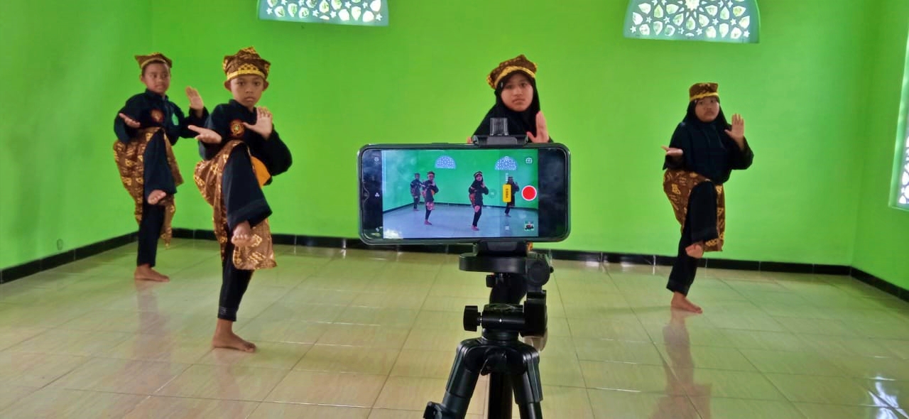 Siswa MI Al Jihad 1 Kebonrejo latihan untuk ikuti kompetisi pencak silat virtual