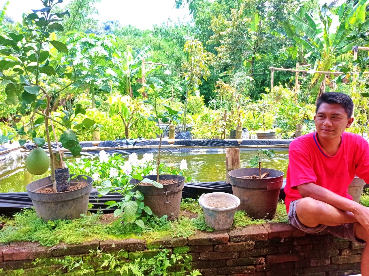 Tri Bratha Yudha seorang anggota Polisi yang sambil berbisnis pembibitan buah Borobudur