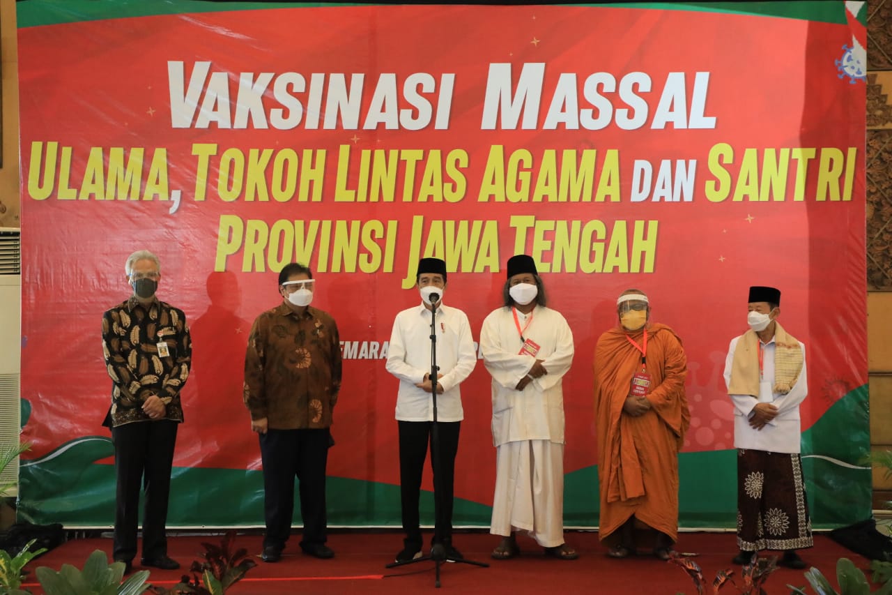 Jokowi dan Ganjar Pranowo tinjau Vaksinasi Massal Tokoh Lintas Agama dan Santri di Semarang (10/3/2021)-(Foto: ihr)