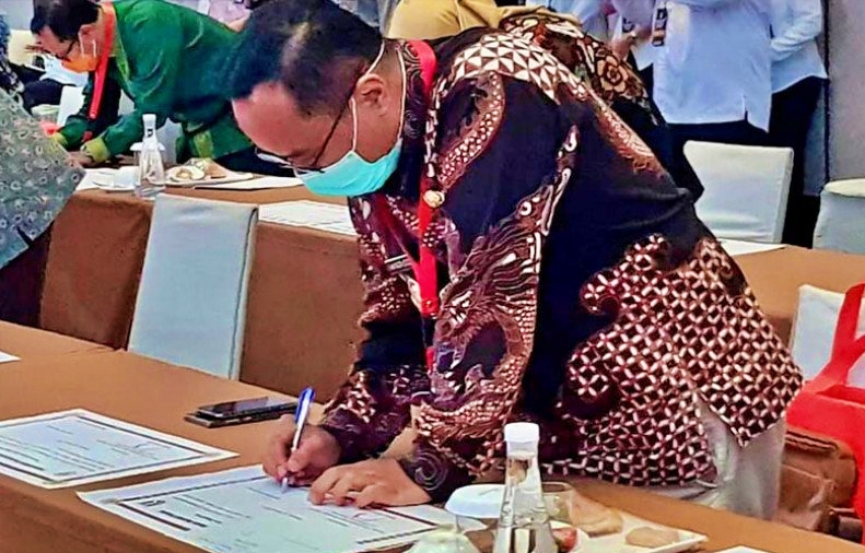 Wali Kota Magelang Muchamad Nur Aziz saat menandatangani penyelenggaran mal pelayanan (4/3/2021)