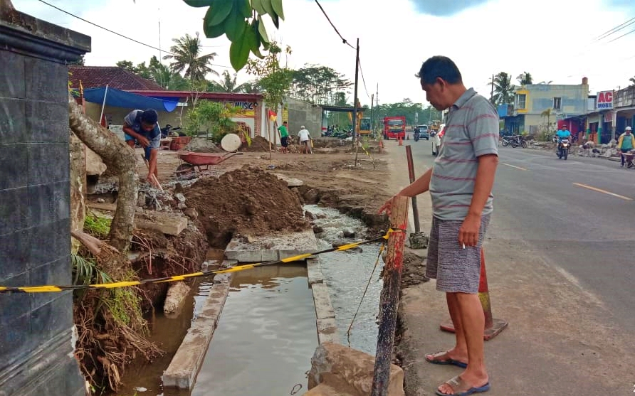 Warga Dusun Citran Mungkid saat menunjukan selokan yang sedang dibangun masuk proyek KSPN