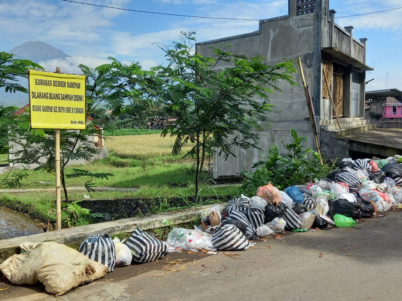 Parah…Begini Pemandangan Sampah di Pinggir Jalan Mertoyudan