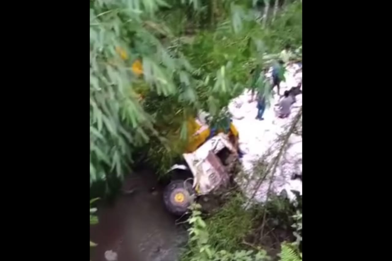 Kronologi Kecelakaan Truk Hingga Terjun ke Sungai di Perbatasan Semarang-Temanggung