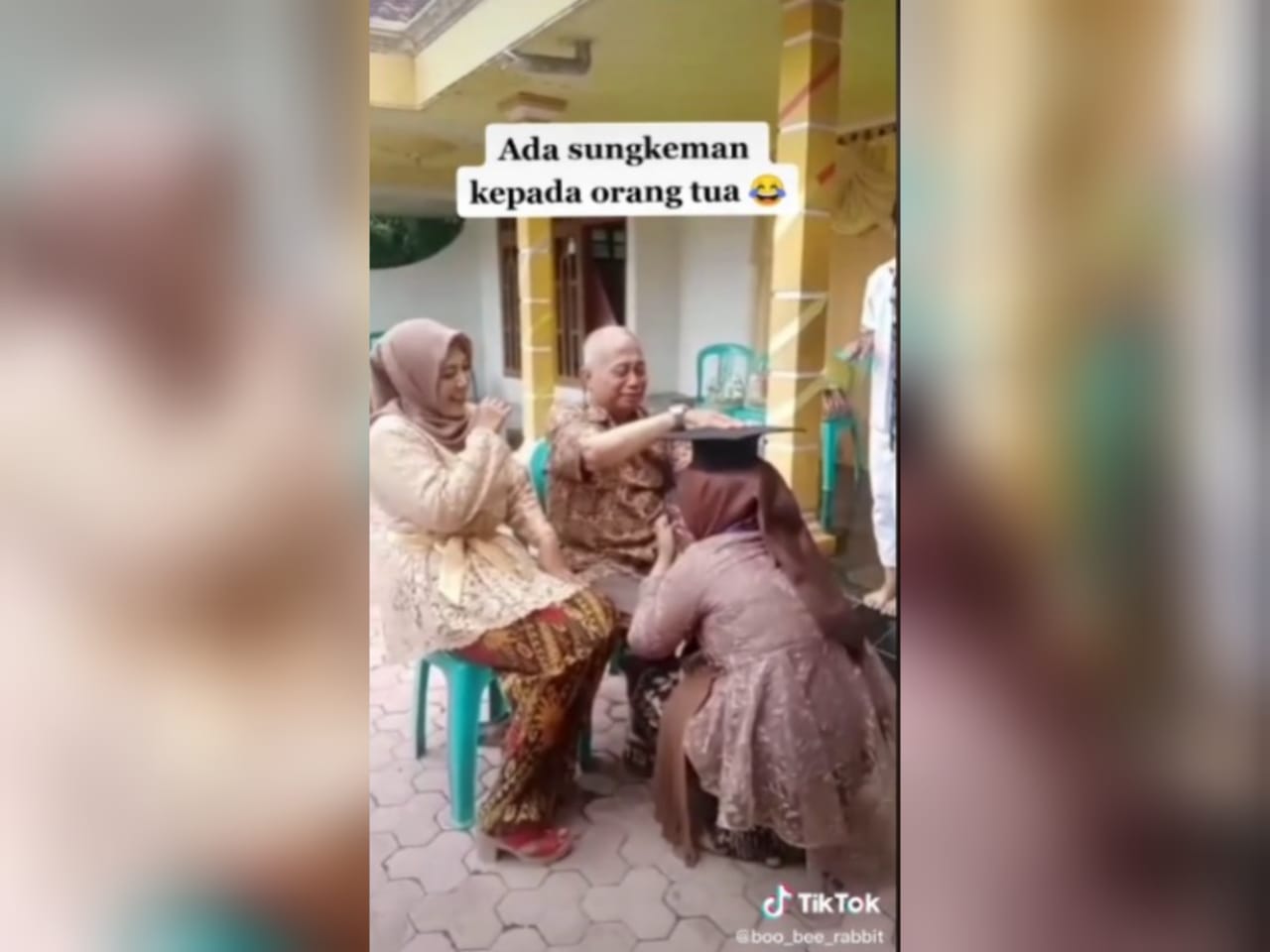 Heboh! Momen Wisuda Berubah Jadi Mirip Prosesi Pernikahan