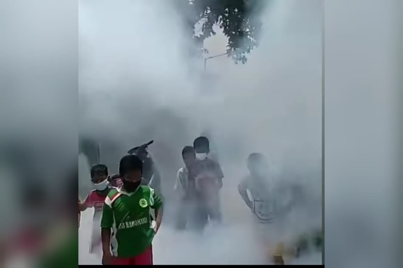 Viral Sekelompok Bocah Main Asap Fogging, Warganet: Kok Bisa Gak Takut