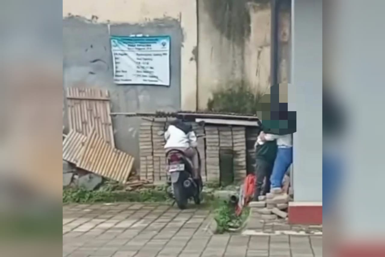 Viral! Video Muda-Mudi Mesum Di Depan Temannya, Warganet: Kok Miris Banget