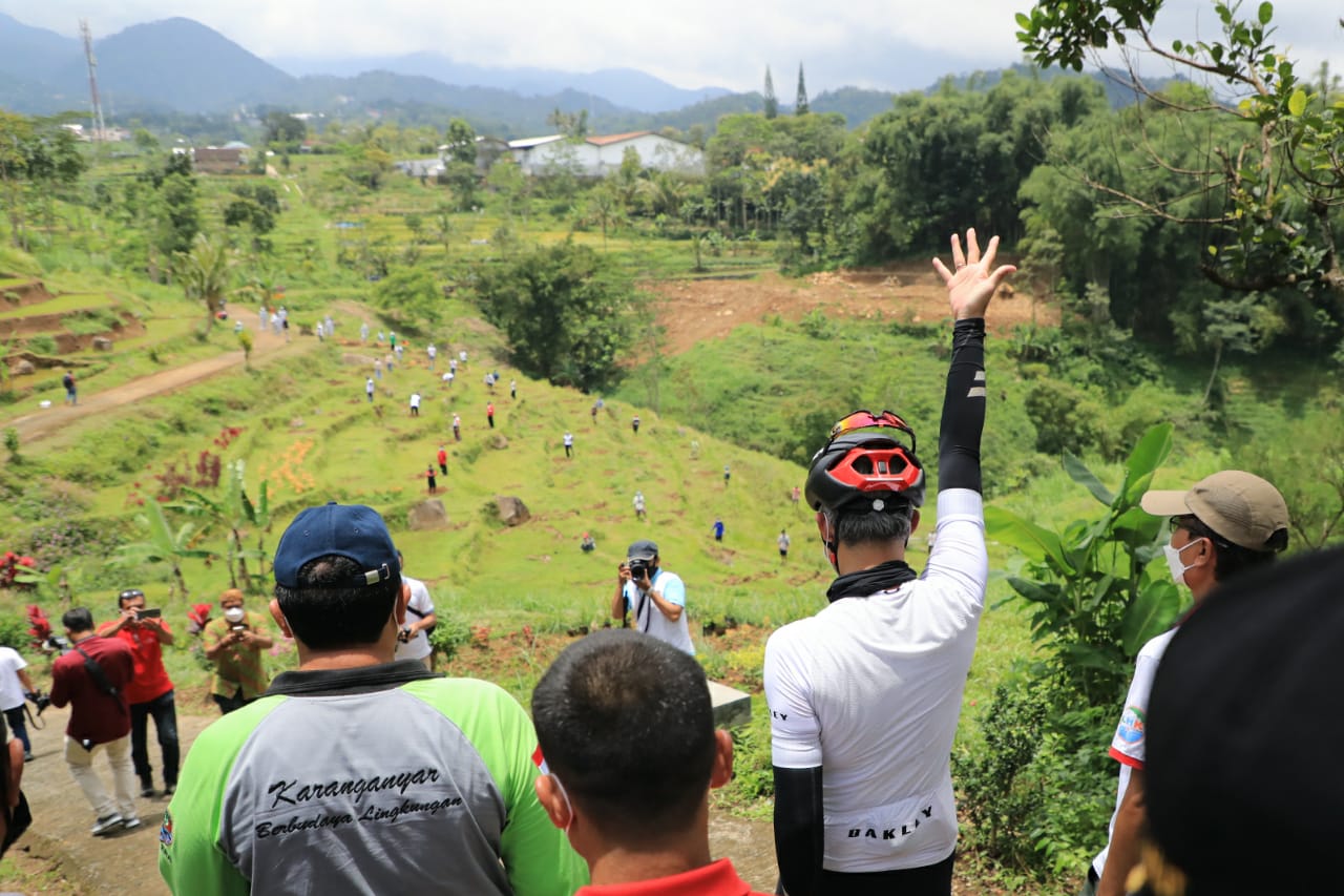 Dukung Pengembangan Desa Wisata, Ganjar Bersama Warga Karanganyar Tanam 1.000 Pohon