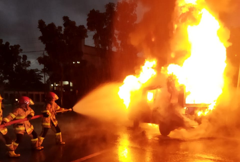 Diduga Akibat Konsleting Listrik, Sebuah Angkot di Kota Magelang Terbakar