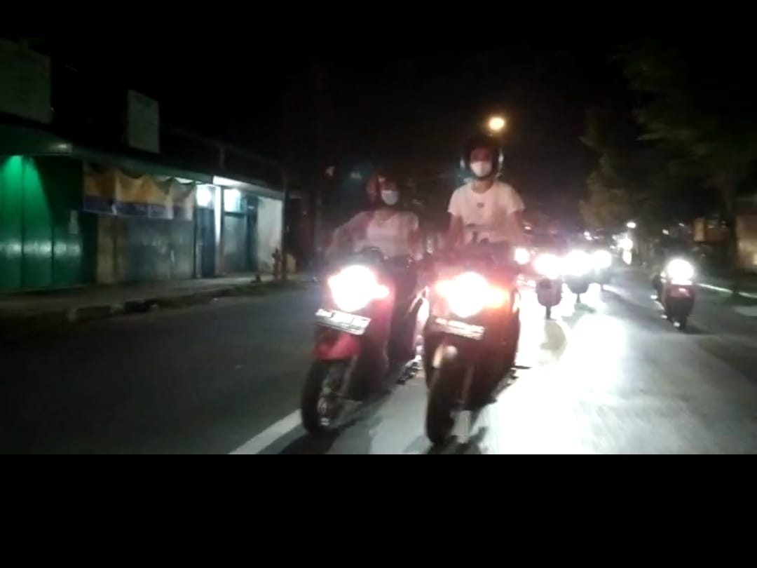 NGELAWAK: Dua pengendara wanita ini gagal melakukan freestyle hingga tersungkur ke tengah jalan. (sumber: tangkapan layar)