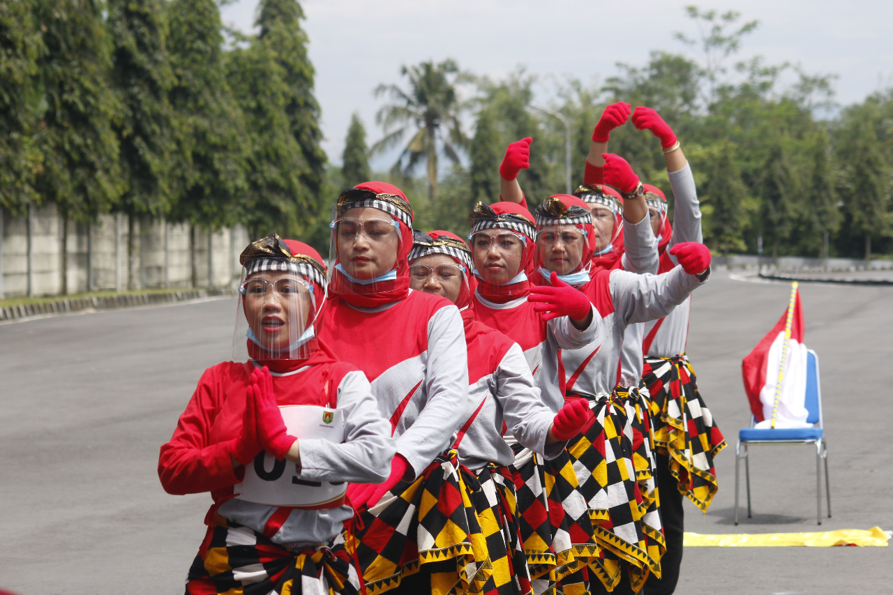 Salah satu peserta lomba senam kreasi dalam rangka HUT Kota Mungkid ke-37