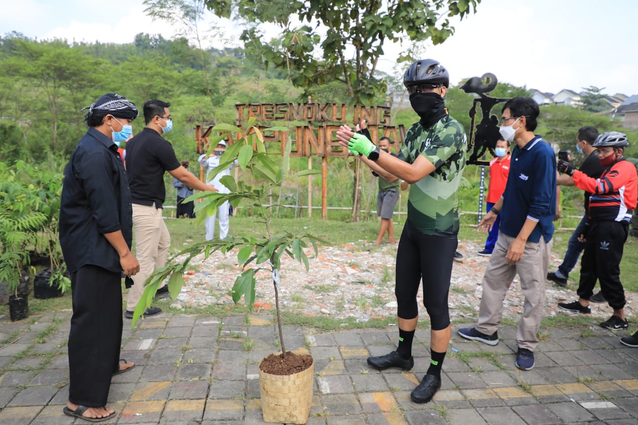 Ajak Warga Merawat Alam dan Antisipasi Longsor, Ganjar Tanam Pohon di DAS Kali Kripik Semarang