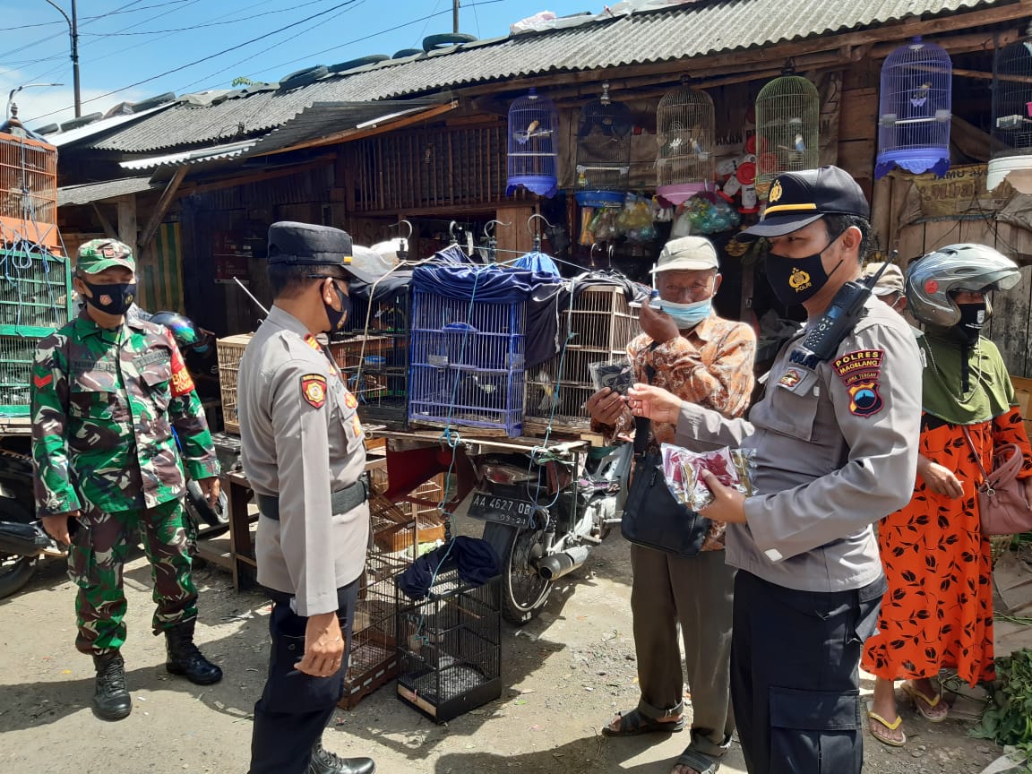 Cegah Covid-19, Petugas Gabungan Bagikan Ribuan Masker di Pasar Magelang