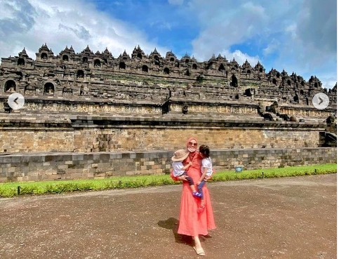 artis cantik ryana dea bersama dua anaknya di Borobudur