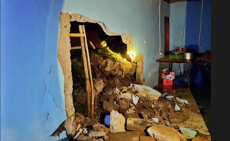 dinding rumah jebol akibat longsor