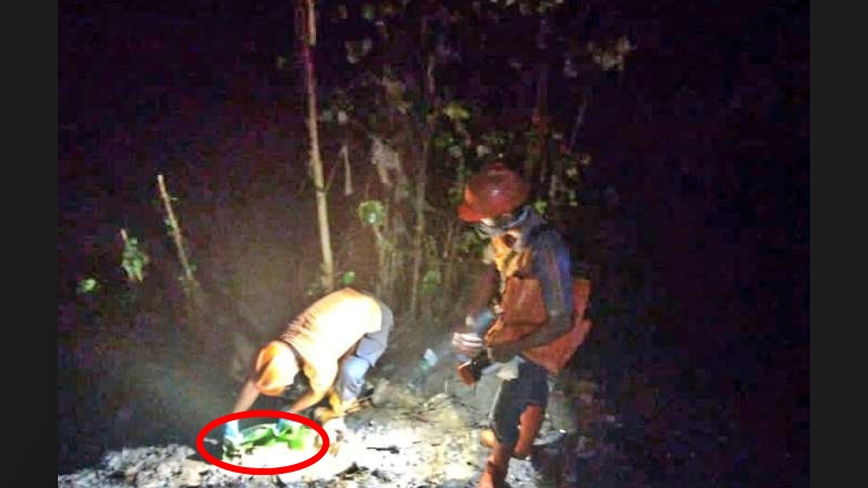 evakuasi mayat bayi perempuan