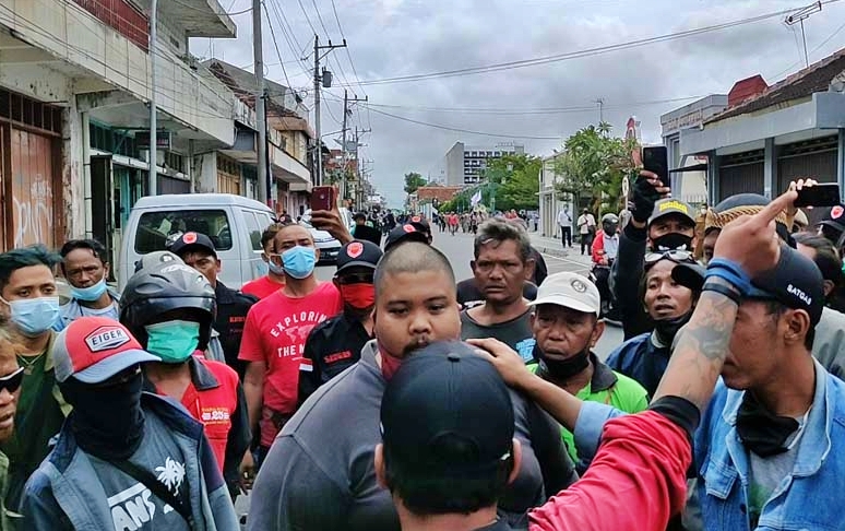 massa FPR dikeroyok warga saat hendak demo di depan kantor gubernur yogyakarta (8/3/2021)_foto Harjo