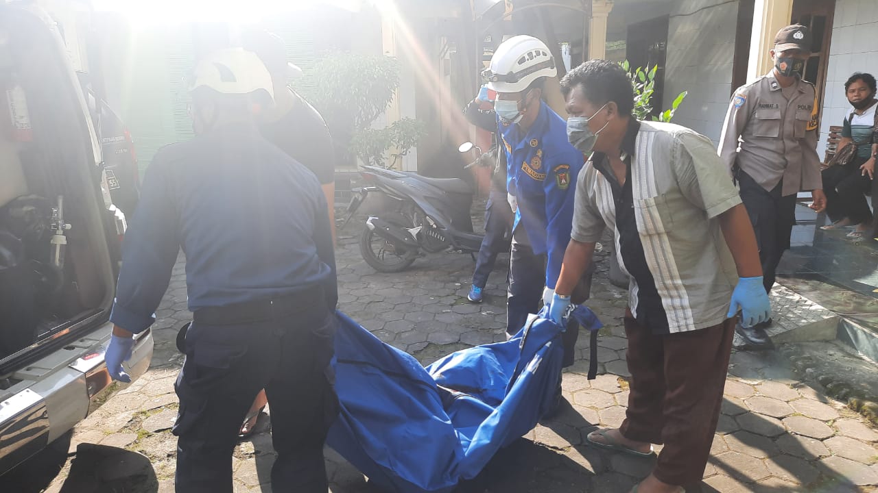 Petugas Kepolisian dan Damkar Kabupaten Magelang saat mengevakuasi mayat dari dalam kamar sebuah hotel (6/3/2021)