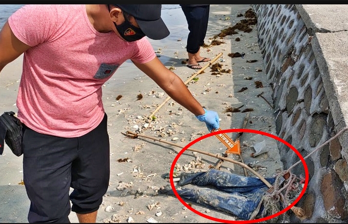 mayat setengah badan di dalam celana jeans