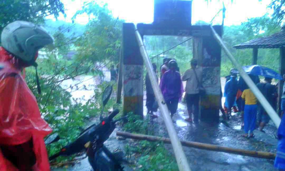 Jembatan Gantung Kayu Rejosari Bandongan-Ngembik Kota Magelang saat ditutup warga karena bahaya (8/3/2021)
