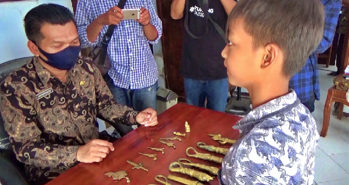 Bocah dengan penemuan benda diduga pusaka