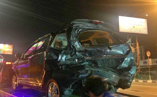 salah satu mobil dari 10 kendaraan korban kecelakaan karambol di ring road monjali (26/3/2021)