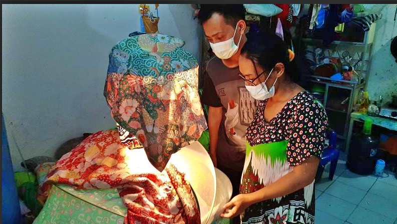 warga ini dampingi anaknya seorang bayi yang baru lahir tanpa tempurung kepala