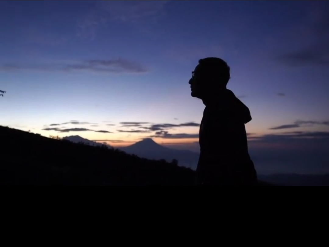 INDAH: Menparekraf Sandiaga Uno saat menikmati panorama sunrise di Dusun Butuh, Desa Temanggung. Kecamatan Kaliangkrik, Kabupaten Magelang. (sumber: instagram @sandiuno)