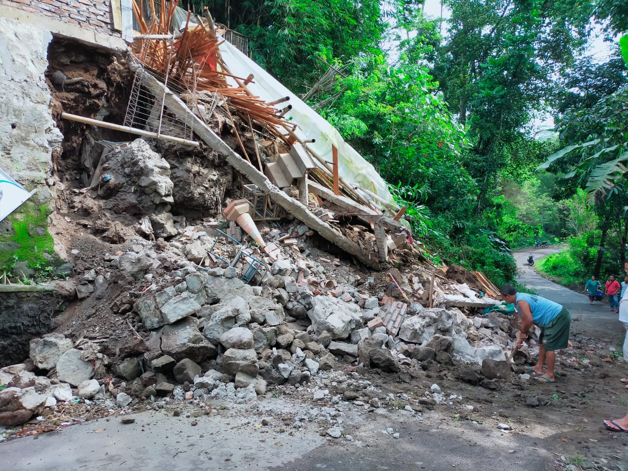 Bencana alam di Magelang sebuah pondasi sebuah rumah di Magelang longsor (2/4/2021)-(Foto: BPBD Kab Magelang)