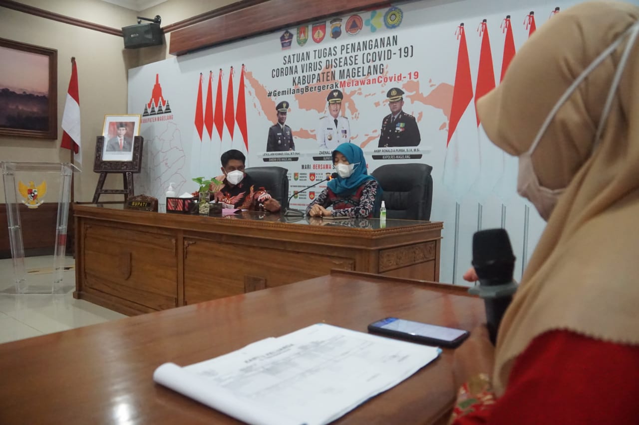 Bupati Magelang beserta istri saat menerima laporan mulainya pendataan keluarga tahun 2021