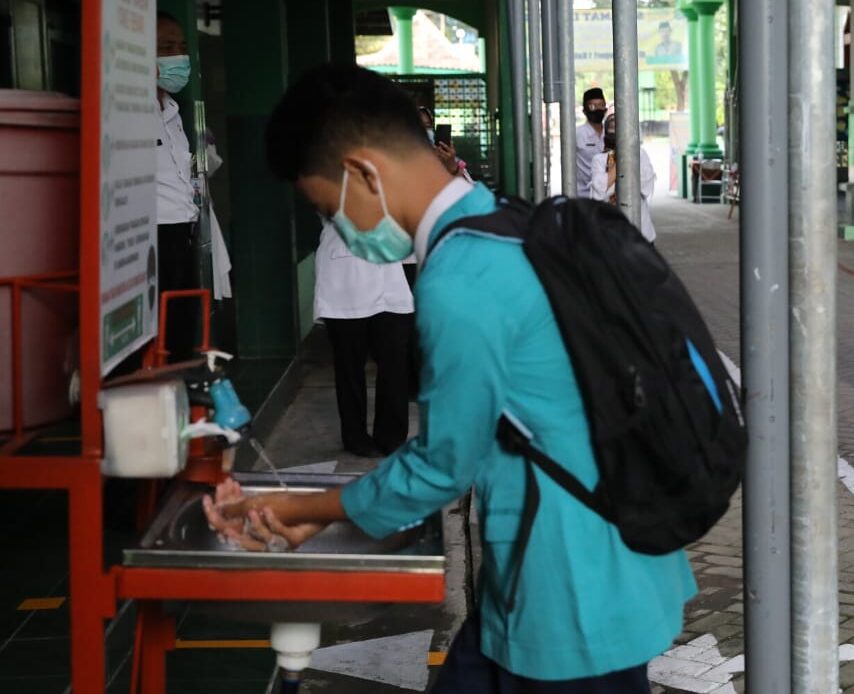 Sambil Gowes, Ganjar Sidak Pelaksanaan Uji COba PTM Di Sekolah
