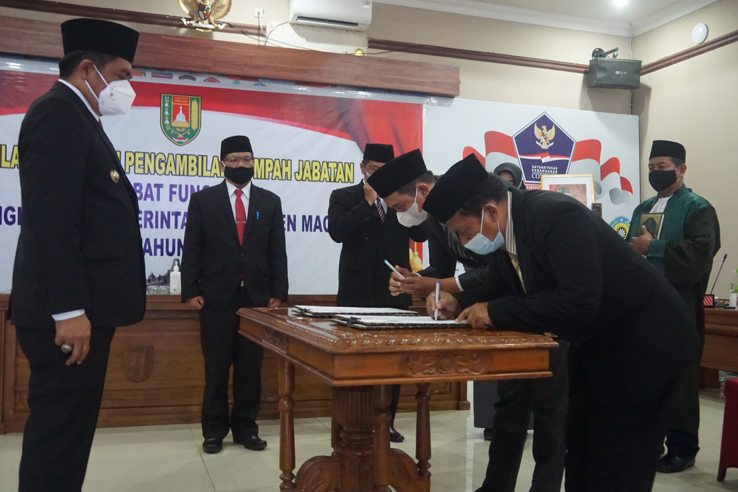 Bupati Magelang Zaenal Arifin saat melantik pejabat fungsional di lingkungan Pemerintah Kabupaten Magelang dari Rumah Dinas.