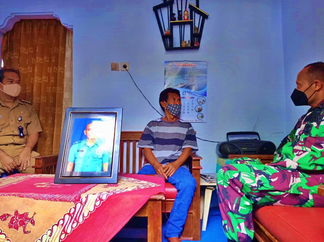 Dandim Magelang berkunjung ke rumah orang tua Kapten Yohanes dan bertemu kakak iparnya (26/4/2021)