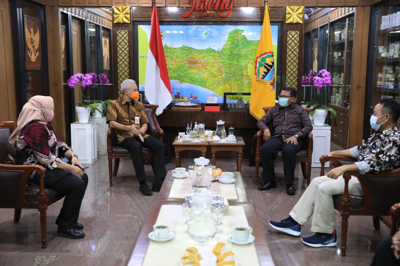 Ganjar saat berbincang dengan KPAI