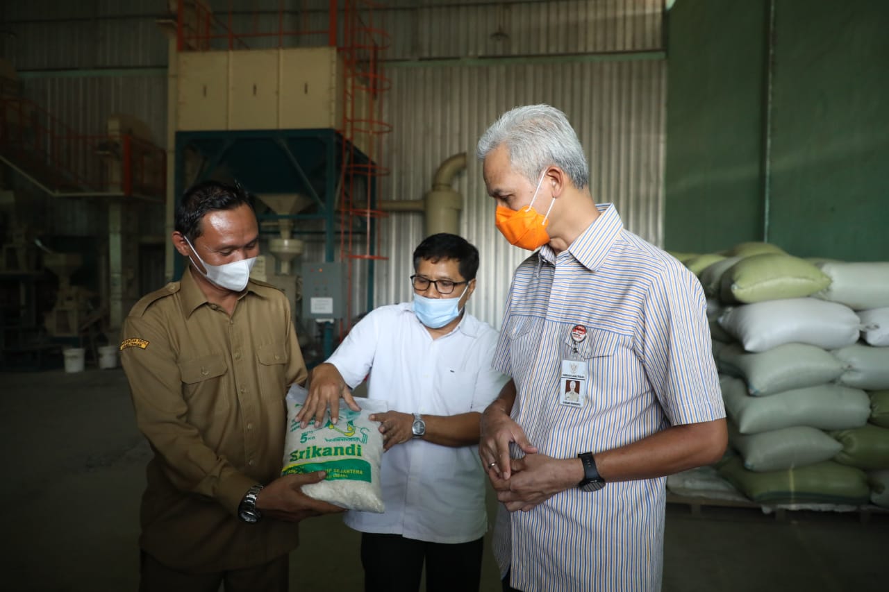 Ganjar saat berkunjung ke SRG Grobogan