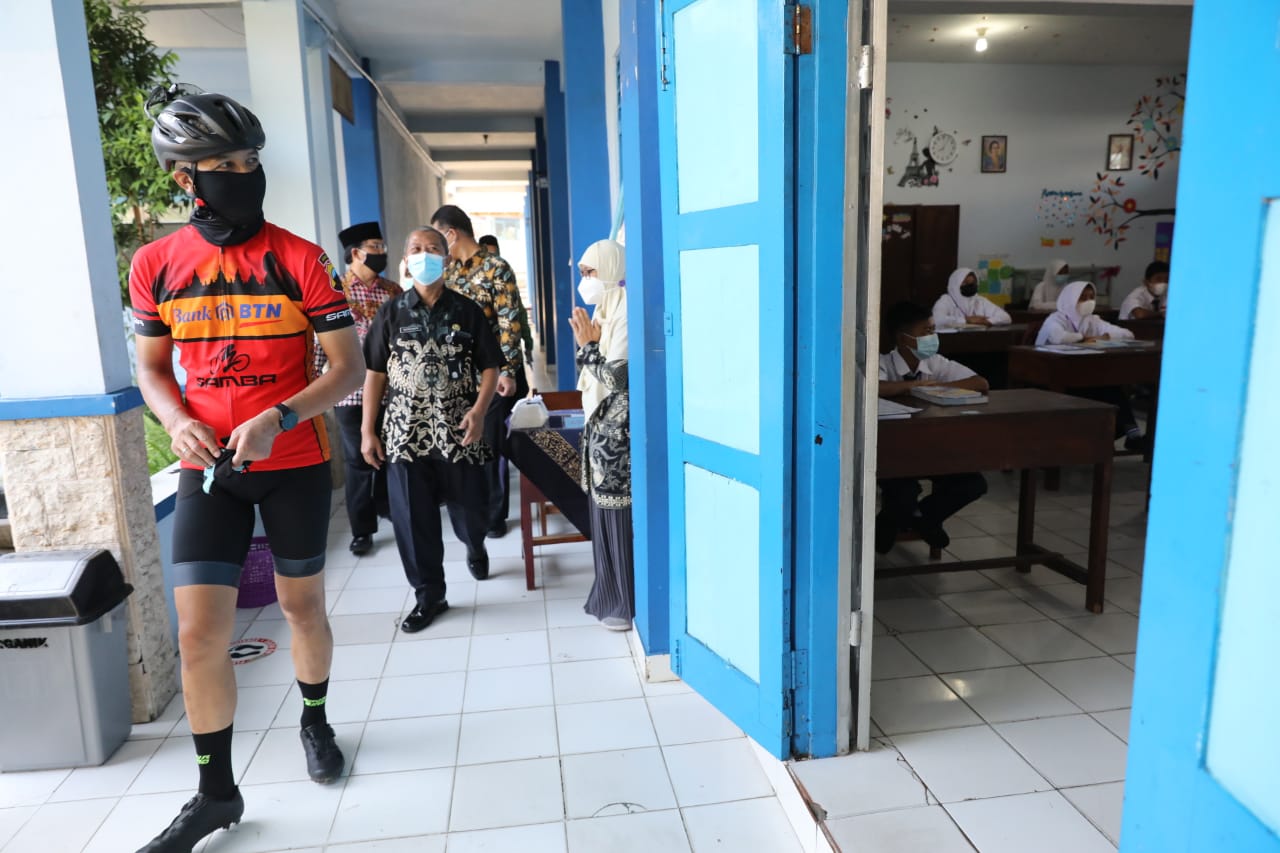 Ganjar saat kunjungi SMP Negeri 1 Mungkid cek ujo PTM (8/4/2021)-(Foto: ihr)