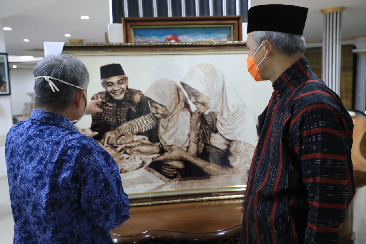 Ganjar saat menerima karya Pelukis tua asal semarang (Foto: ihr)