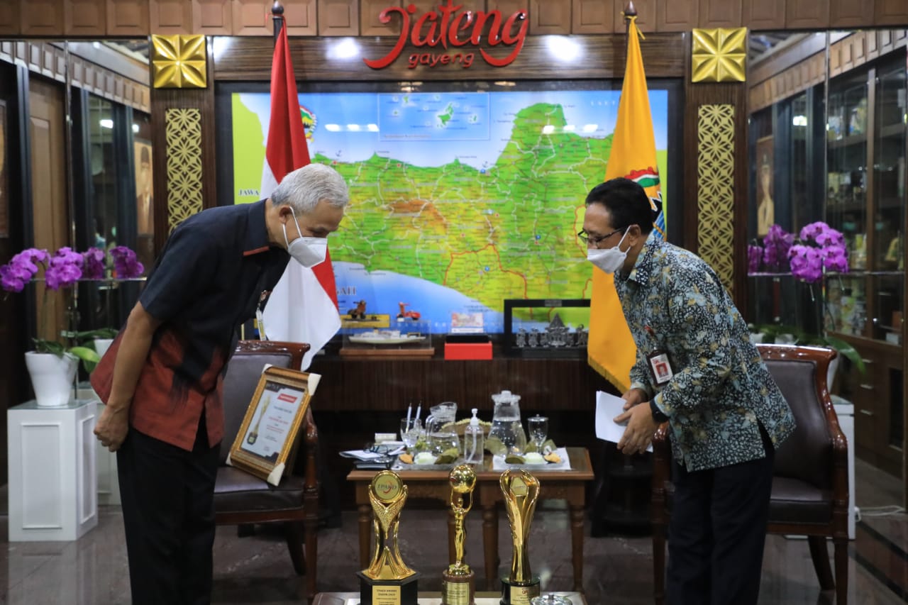 Ganjar saat menerima piala penghargaan dari OJK mewakili Pemprov Jateng (6/4/2021)-(Foto: ihr)