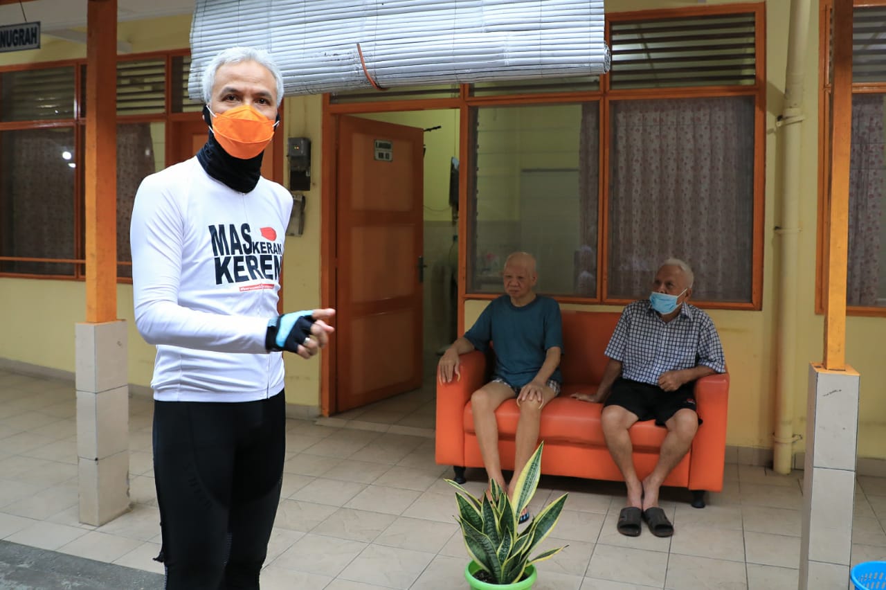 Ganjar saat mengunjungi Panti Lansia di Semarang