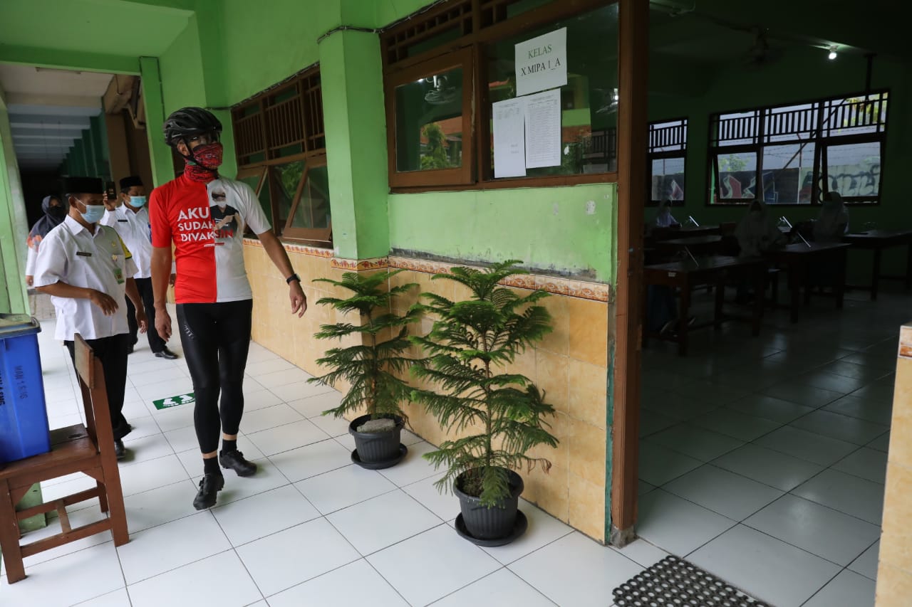 Ganjar saat meninjau uji coba PTM (6/4/2021)-(Foto: ihr)