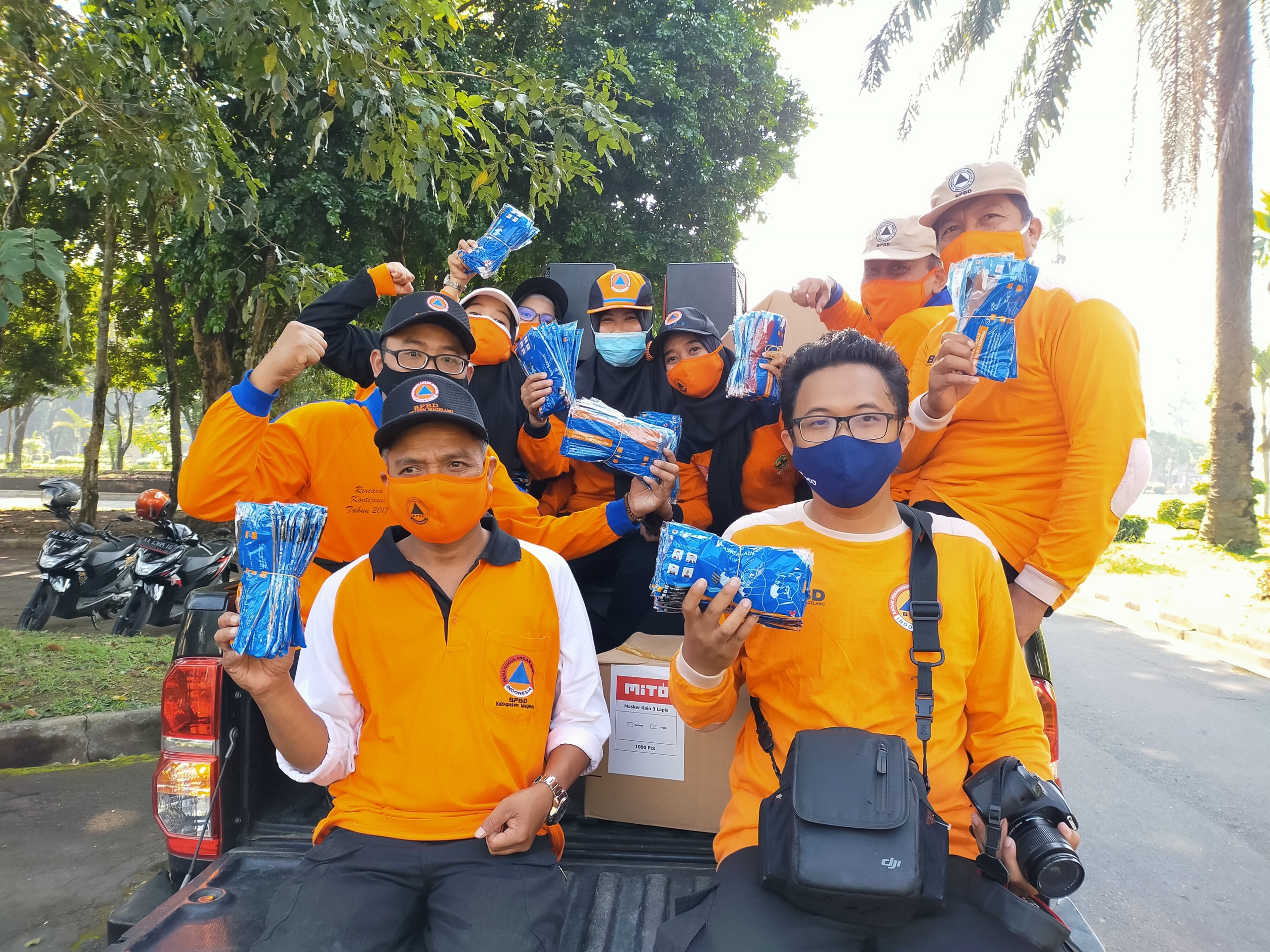 Anggota BPBD Kabupaten Magelang bagikan masker peringati HB 2021 (26/5/2021)