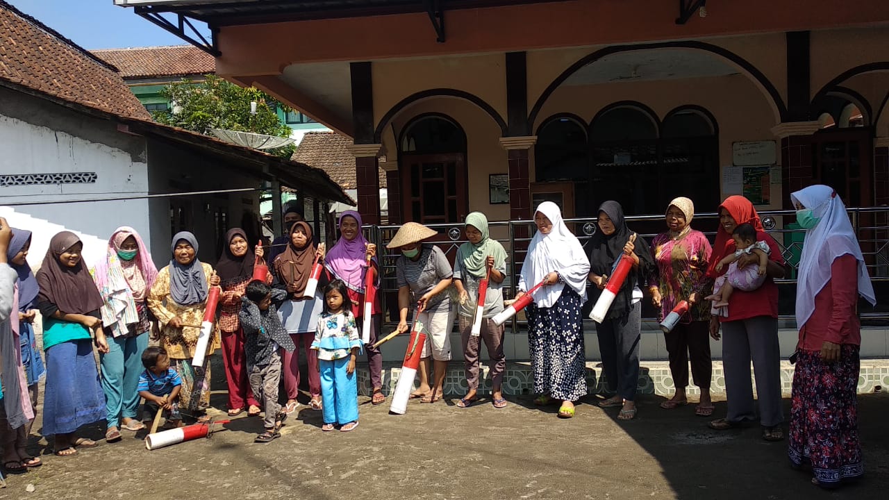 Ibu Ibu warga lereng merapi Dukun pukul kentoangan serentak (26/4/2021)