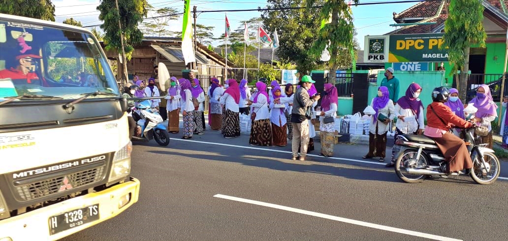 Kader Perempuan DPC PKB Kabupaten Magelang bagi takjil gratis (21/4/2021)