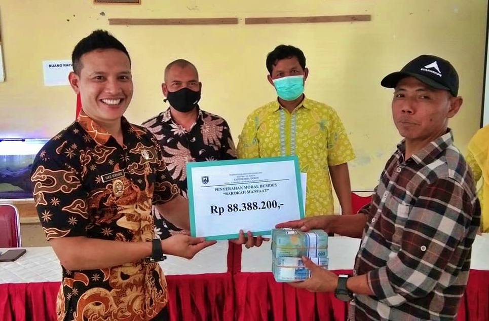 Kades Dukun serahkan modal usaha kepada BUMDes Barokah Manfaat (15/4/2021)