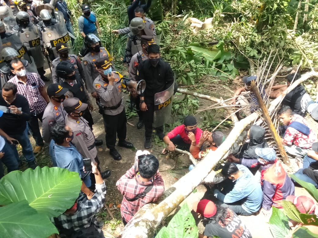 Kapolres Purworejo saat memberi himbauan kepada warga Bener