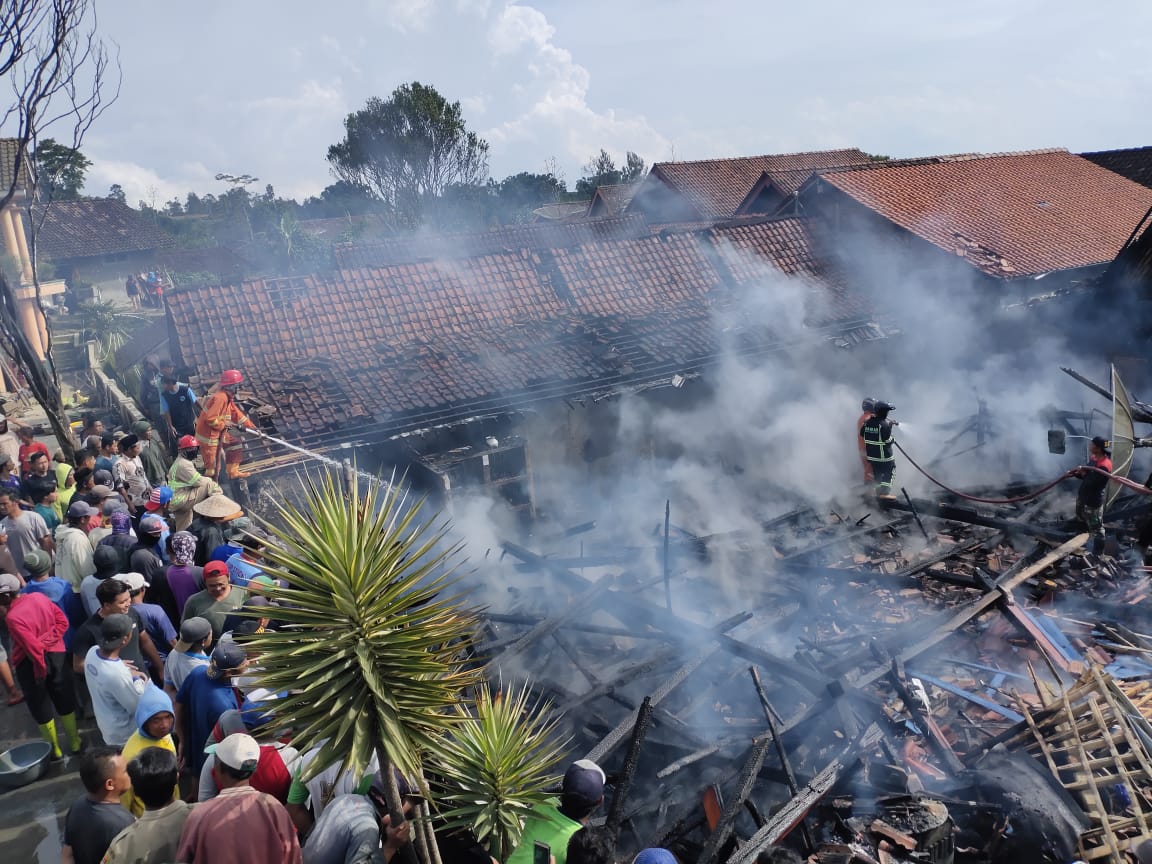 Sebuah Rumah Di Kaki Gunung Merbabu Terbakar, 8 Ekor Kambing Terbakar